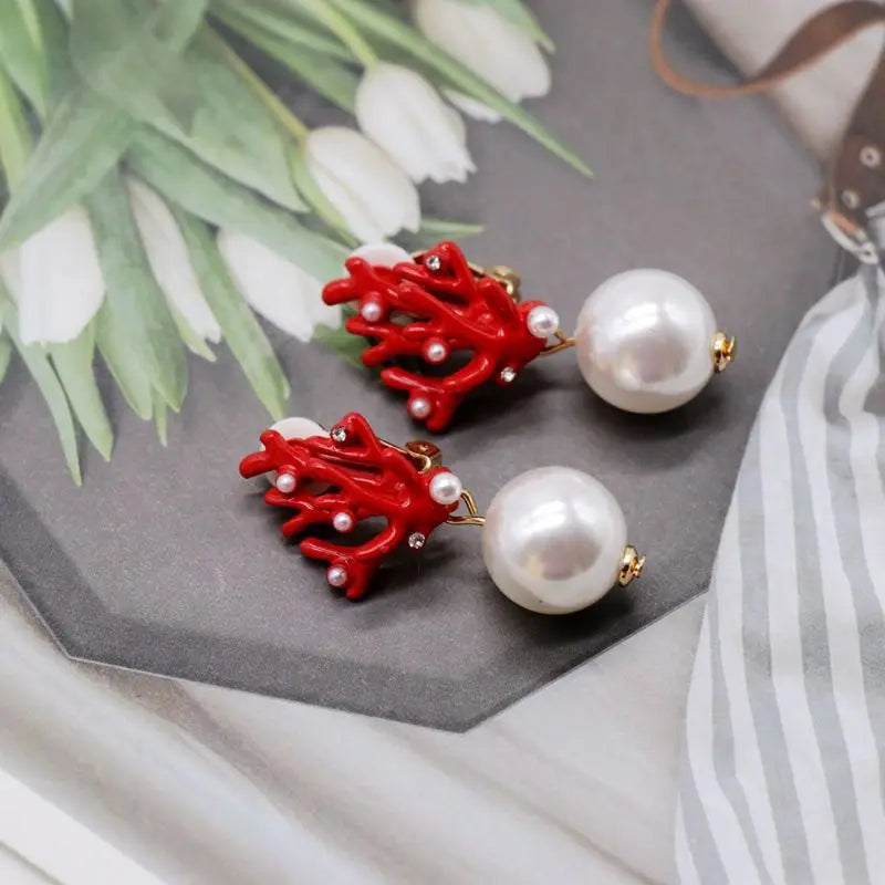 Un paio di orecchini pendenti a clip in argento tibetano Un paio di orecchini pendenti a clip in argento tibetano
