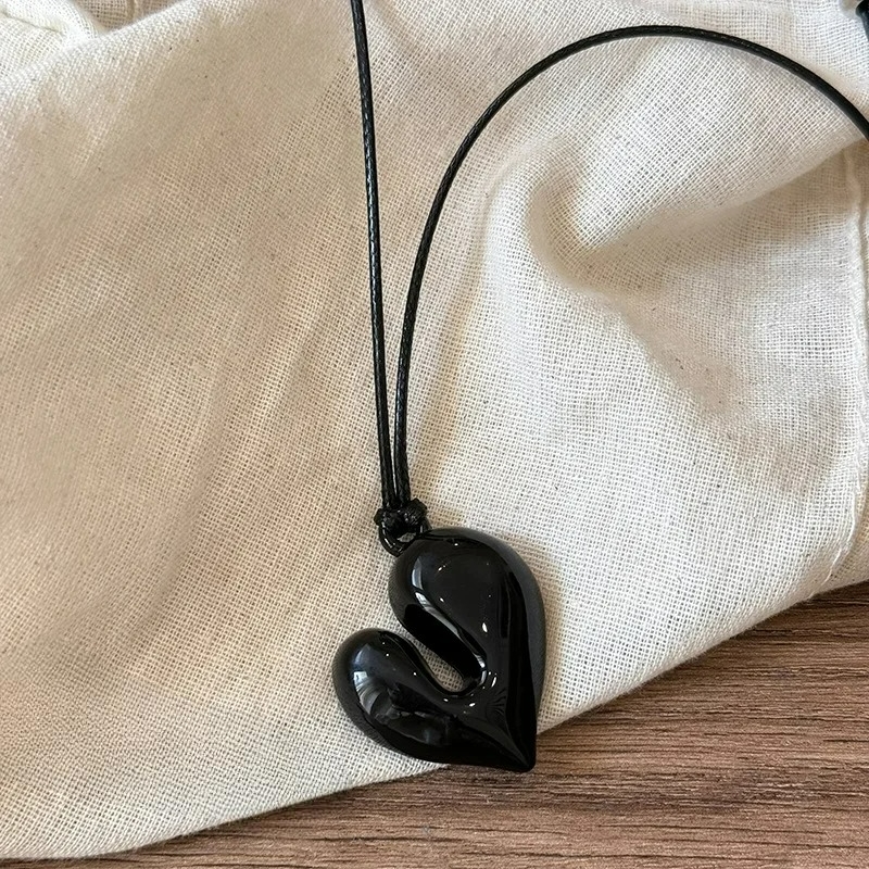 Collier en Lacet avec Pendentif Coeur noir