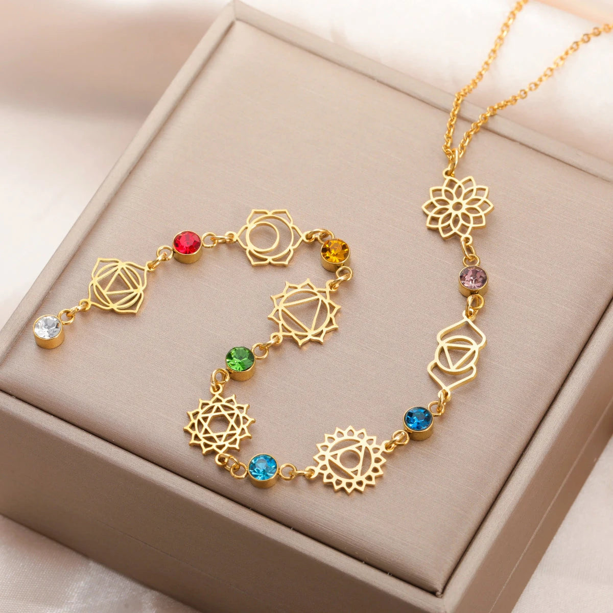 Halsband mit Anhänger mit Zirkonsteinen 7 Chakren – Artistika