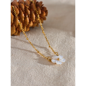 Collier avec Joli Pendentif Fleur Blanche