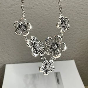 Collier Ras de Cou Pendentif à Grosses Fleurs 5 pétales