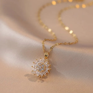 Collier Pendentif avec Fleur en Zircon a