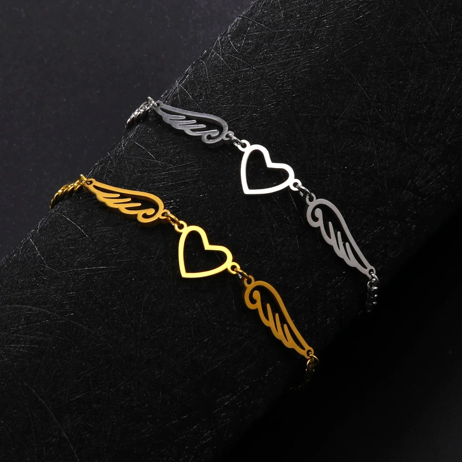 Brățară cu inimă și aripi de înger aurii