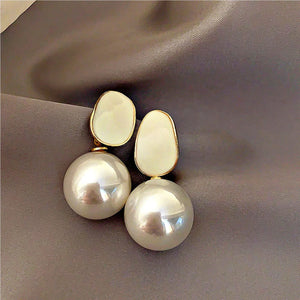 Boucles d'Oreilles de Style Rétro avec Perles Blanches beige