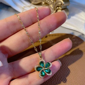 Collier Pendentif Fleur Verte à 5 Pétales