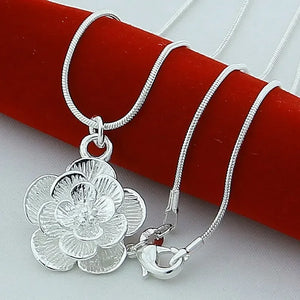 Collier Pendentif Grosse Fleur Elégante Argentée