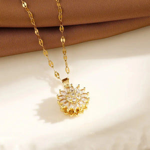 Collier Pendentif avec Fleur en Zircon b