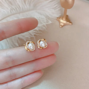 Discrètes Boucles d'Oreilles Clou avec Perle Blanche