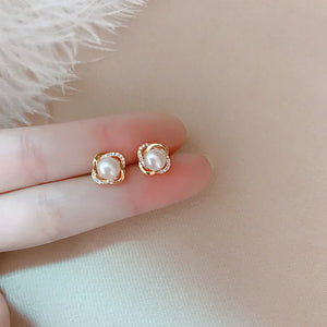 Discrètes Boucles d'Oreilles Clou avec Perle Blanche