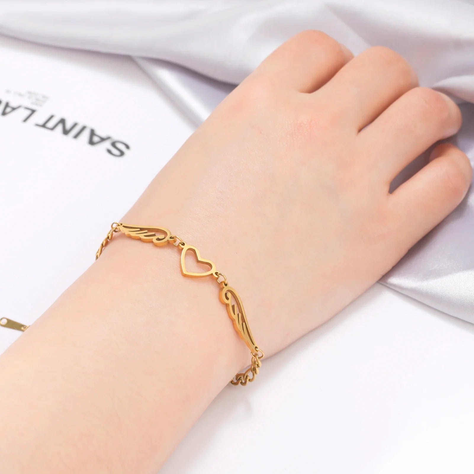 Brățară cu inimă și aripi de înger aurii