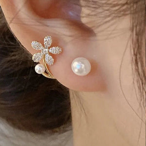 Boucles d'Oreilles Clou avec Fleur en Zircon et Perle