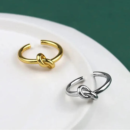 Justerbar ring med guldfärgad knut