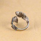 Verstellbarer Ring mit silberner Feder