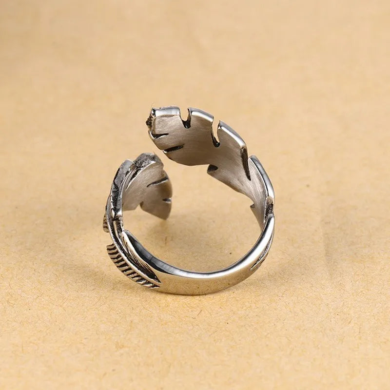 Verstellbarer Ring mit silberner Feder