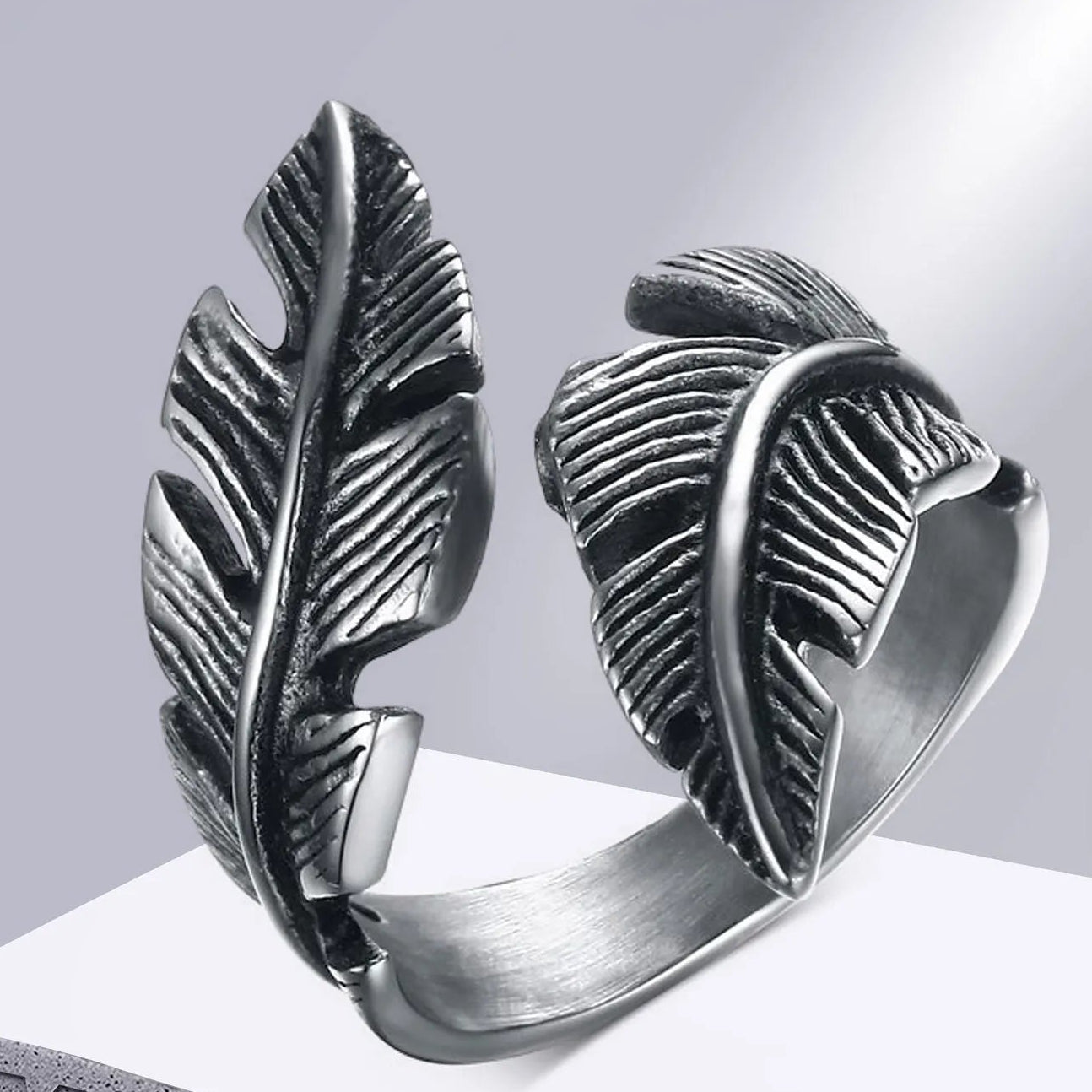 Verstellbarer Ring mit silberner Feder