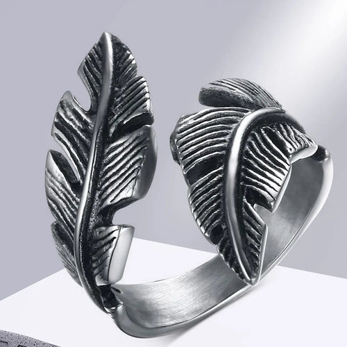 Justerbar ring med silverfärgad fjäder