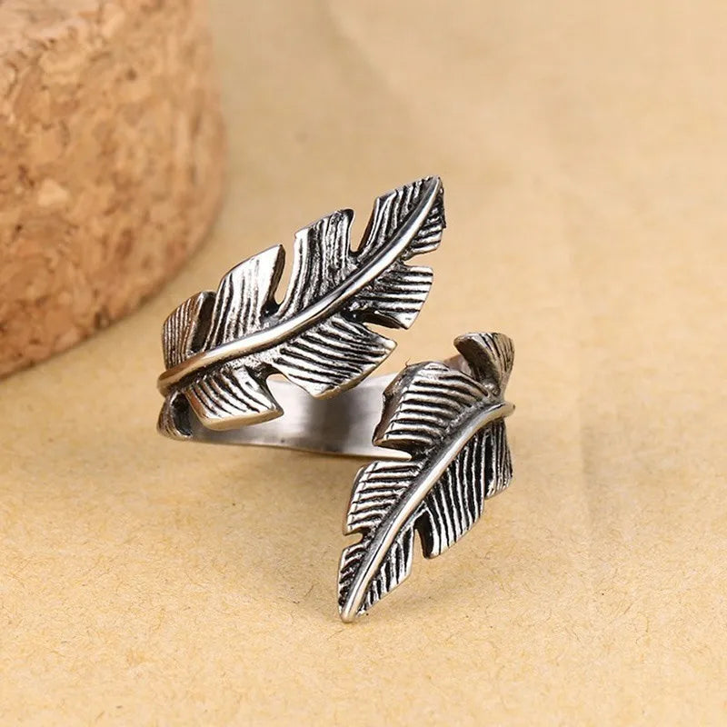 Verstellbarer Ring mit silberner Feder