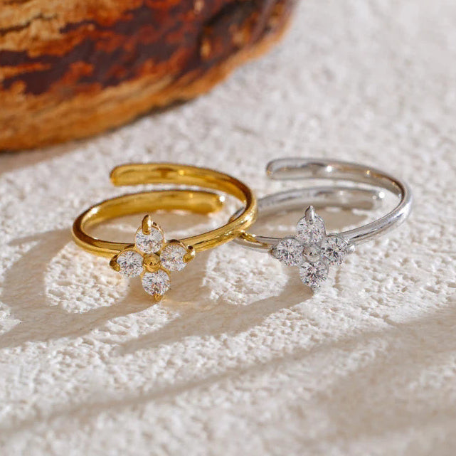 Justerbar ring med kløver og strass i sølv