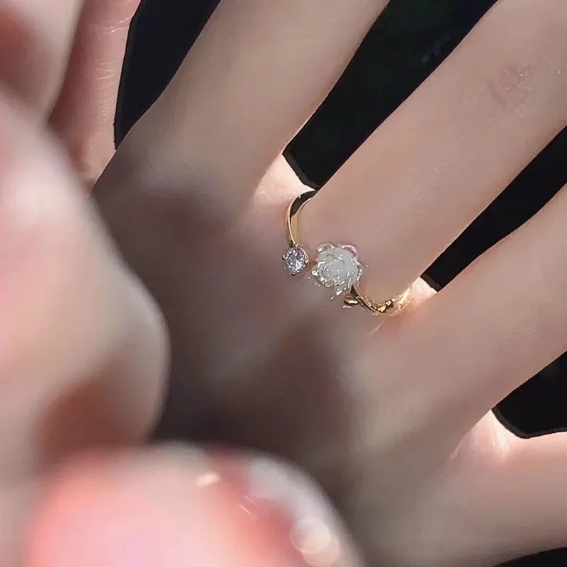 Anillo con flor de tulipán en circonio