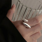 Sidabrinės spalvos žiedas su vandens lašo formos akmeniu