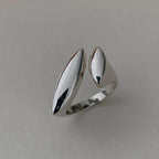 Sidabrinės spalvos žiedas su vandens lašo formos akmeniu