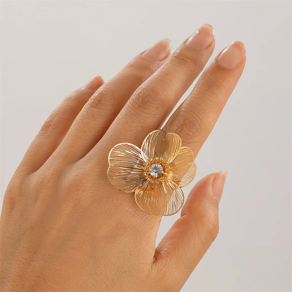 Anillo con Gran Flor Delicada oro