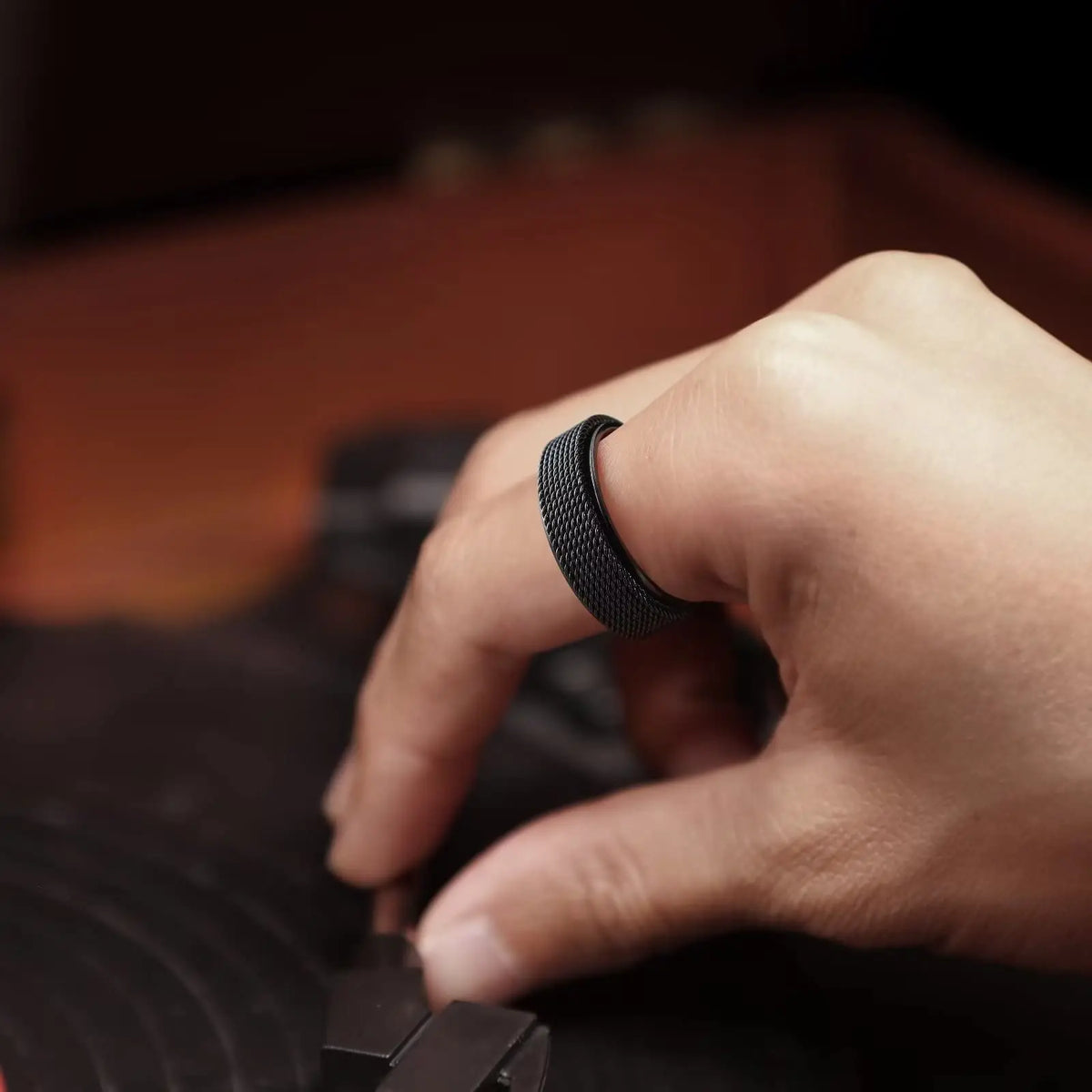 Bague anti-stress rotative à motif torsadé noir