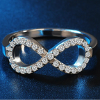 Bague au design graphique symbole infini orné de cristaux