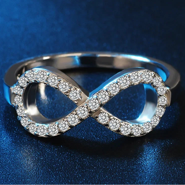 Bague au design graphique symbole infini orné de cristaux