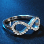 Bague au design graphique symbole infini orné de cristaux