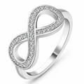 Bague au design graphique symbole infini orné de cristaux