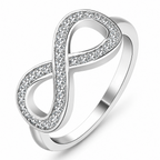 Bague au design graphique symbole infini orné de cristaux