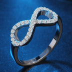 Bague au design graphique symbole infini orné de cristaux