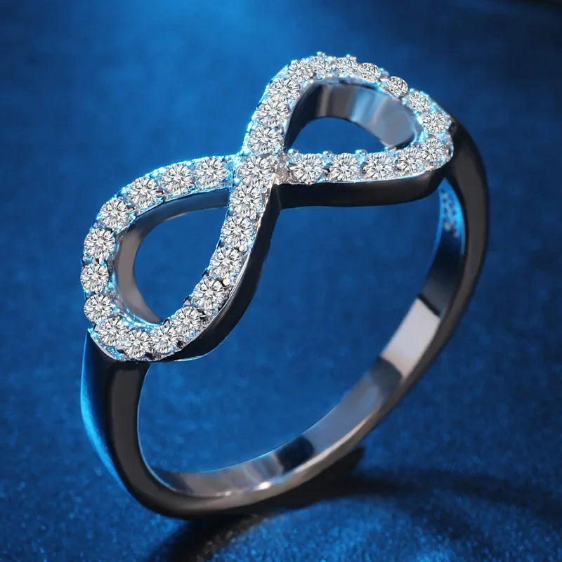 Bague au design graphique symbole infini orné de cristaux