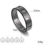 Ring med udhulede sorte kors