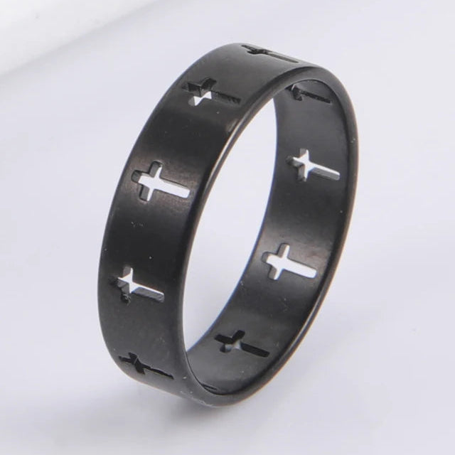 Ring med udhulede sorte kors