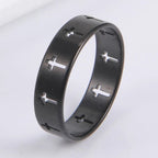 Ring med udhulede sorte kors