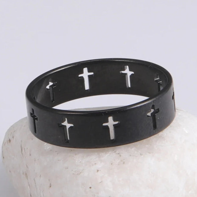 Ring med udhulede sorte kors
