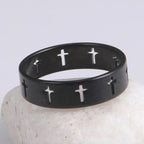 Ring med udhulede sorte kors
