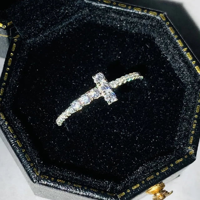 Bague avec croix scintillante
