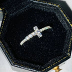 Bague avec croix scintillante