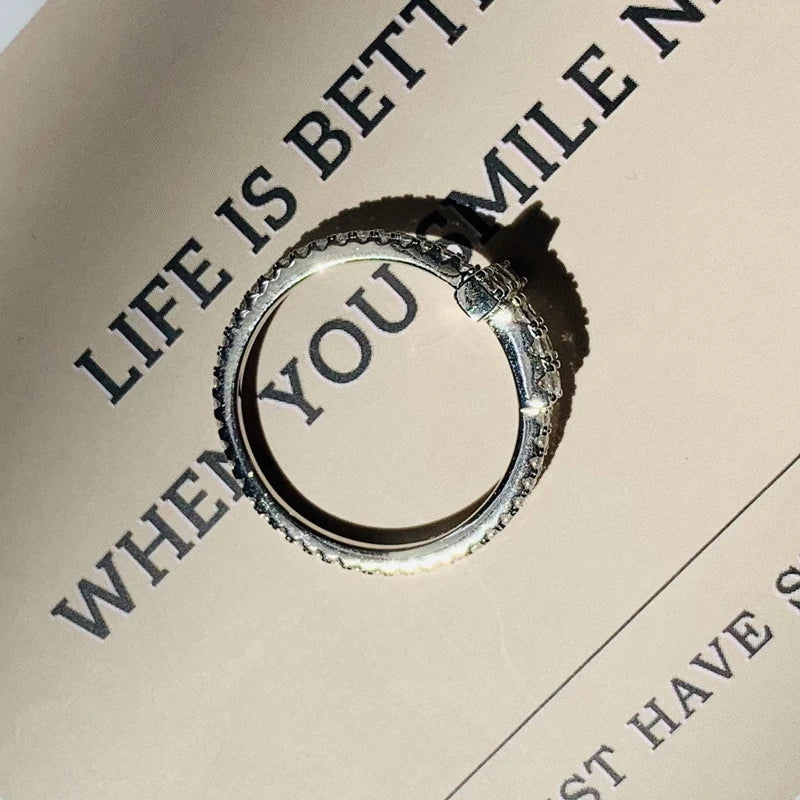 Bague avec croix scintillante
