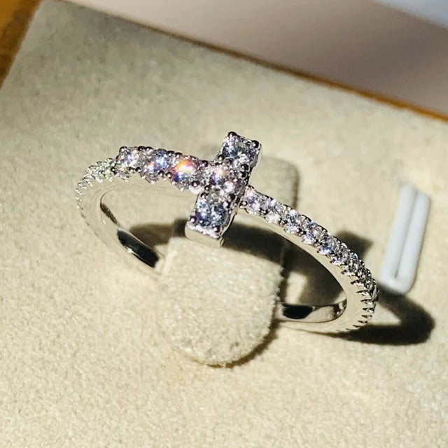 Bague avec croix scintillante