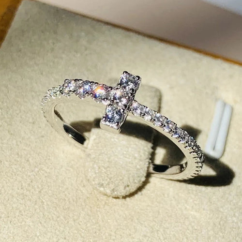 Bague avec croix scintillante