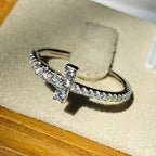 Bague avec croix scintillante