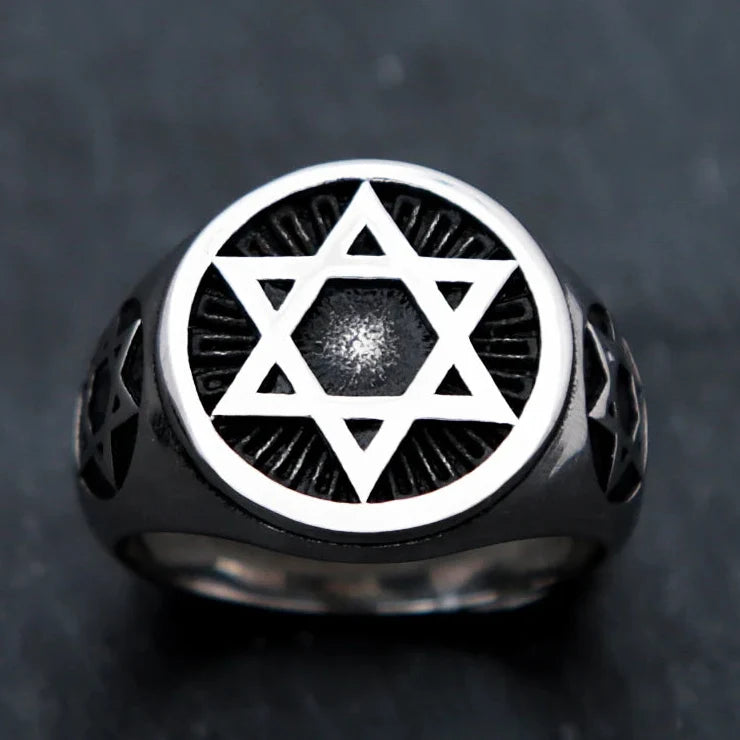 Bague avec étoiles de David gravées symbolique juive