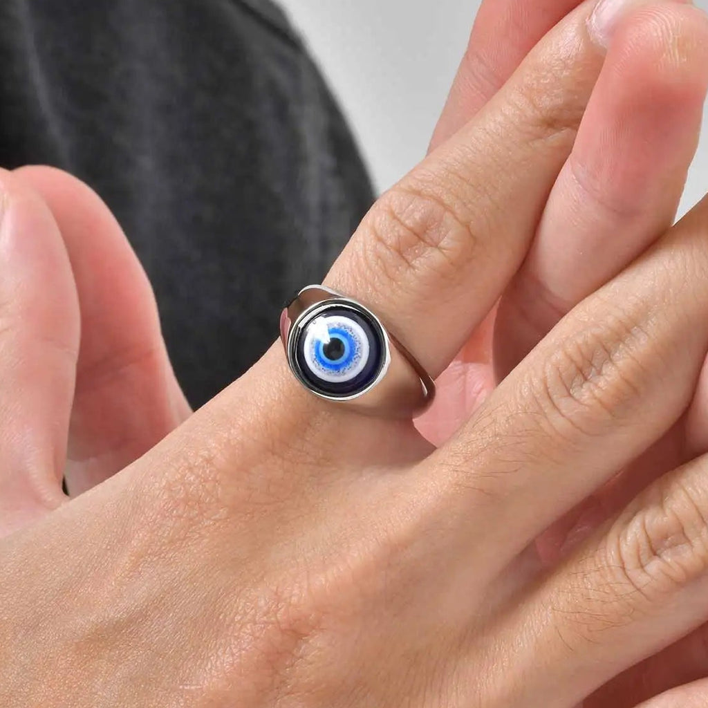 Anillo con incrustación de ojo azul central