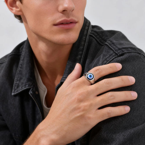 Ring mit zentraler Einlage in Form eines blauen Auges