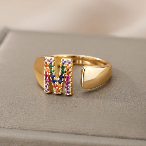 Bred personlig ring med regnbueinitial m