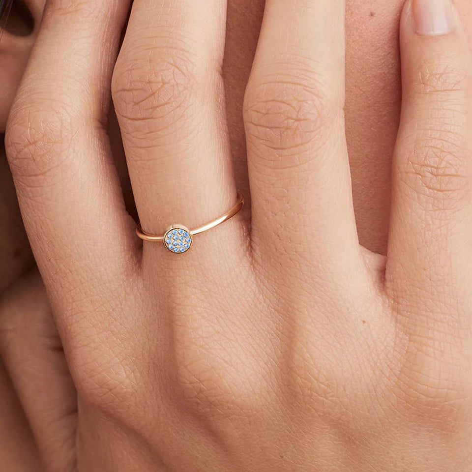 Bague avec petites pierres de naissance rondes pour femme